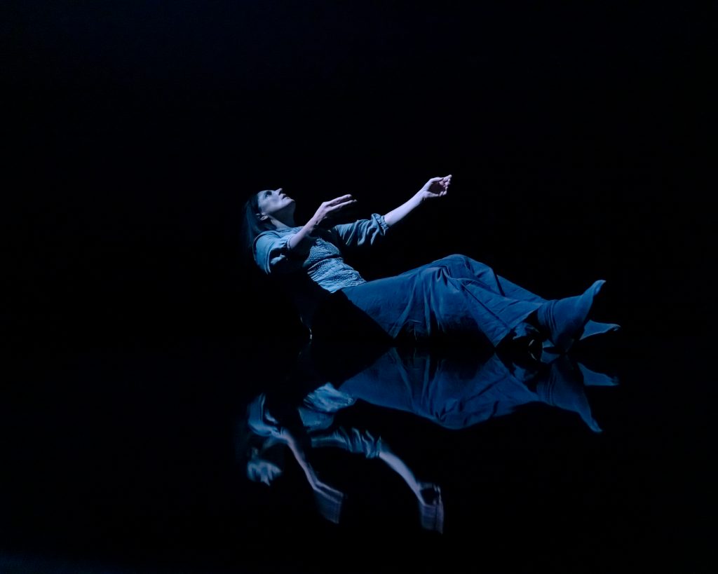 Photo of Laurence Lemieux in Anne by Laurence Lemieux. © Jeremy Mimnagh - Danse contemporaine, Toronto